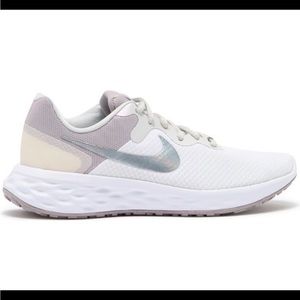 Women’s Nike tennis shoes